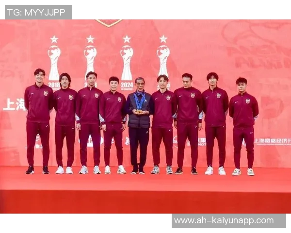 上海海港喜获三连冠更衣室庆祝合影传递冠军荣耀